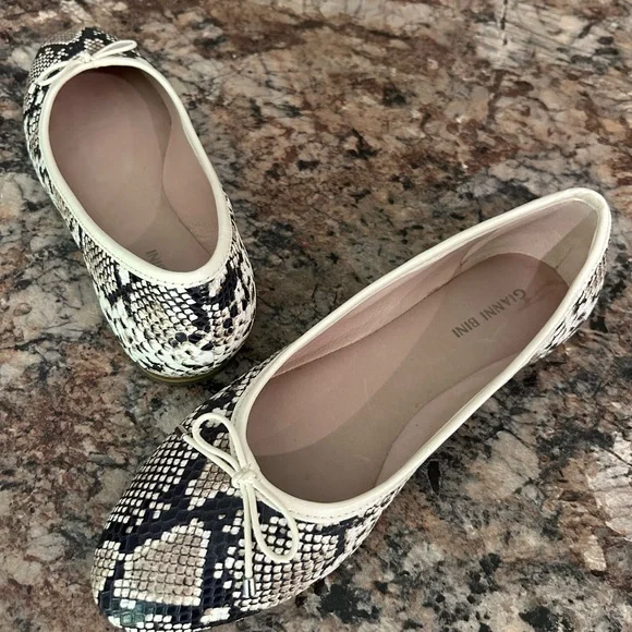 Gianni Bini faux snakeskin flats - Picture 1 of 4